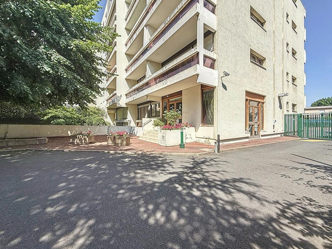 Appartement Villejuif 1 pièce(s) TERRASSE 30,66m²