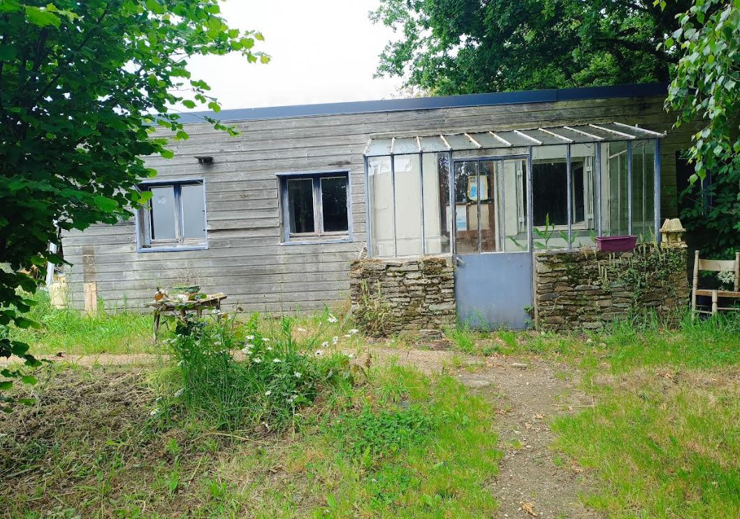 LANDELEAU 29530 Landeleau maison habitable mais à restaurer 2 chambres grande véranda dépendances 2