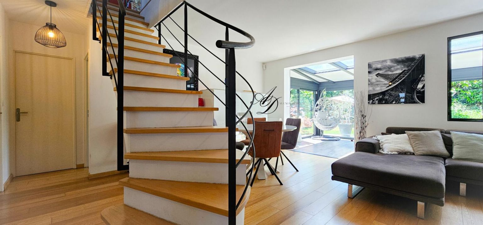 CHELLES Maison familiale rénovée de 146 m² habitables Quartier résidentiel recherché à Chelles 2