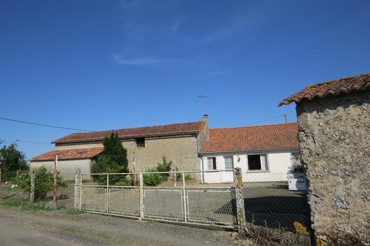 LARGEASSE Ancienne ferme entourée de granges en pierres 1