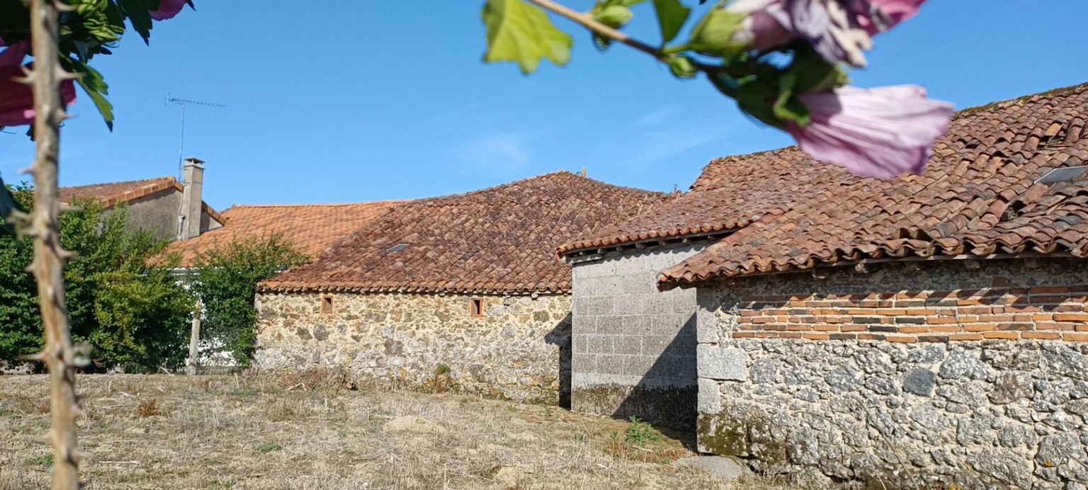 LARGEASSE Ancienne ferme entourée de granges en pierres 2
