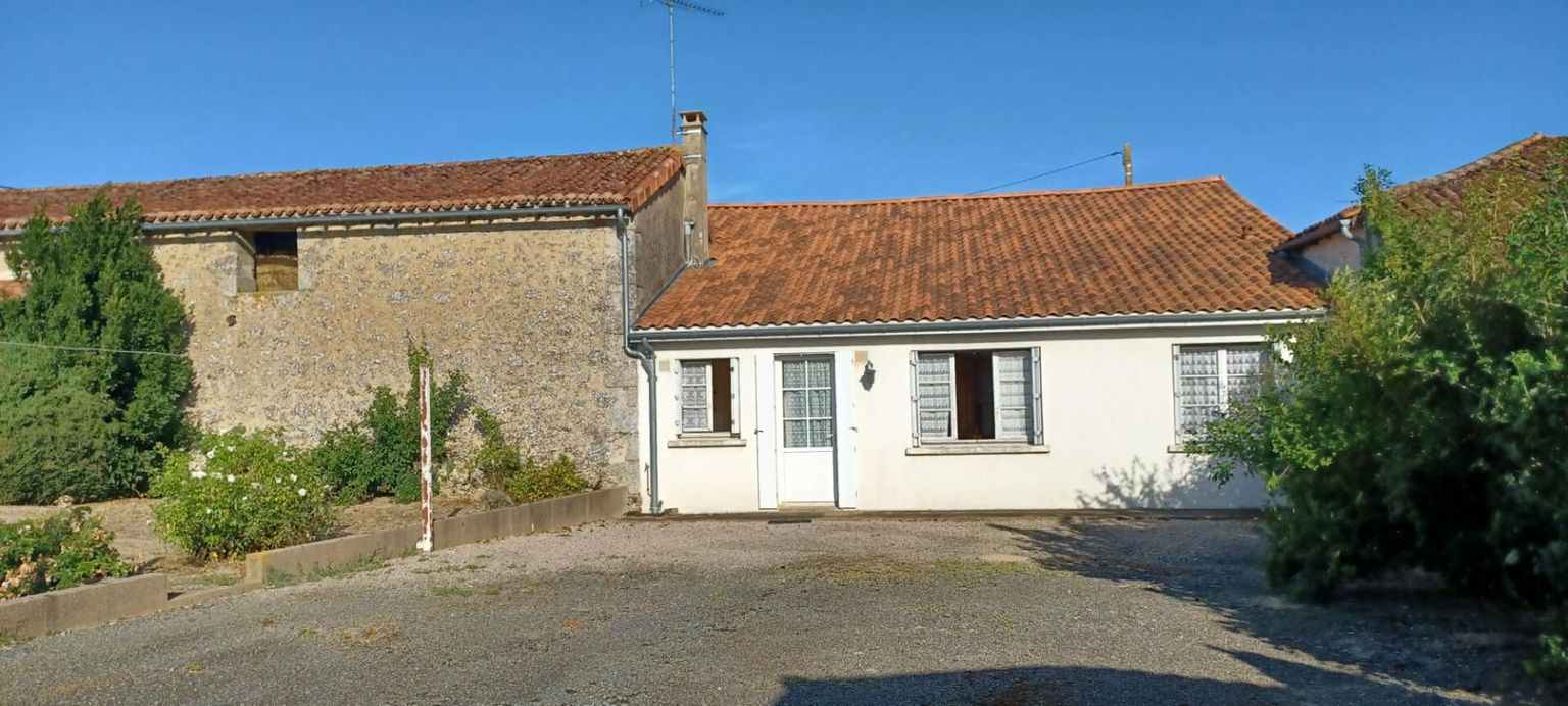LARGEASSE Ancienne ferme entourée de granges en pierres 3