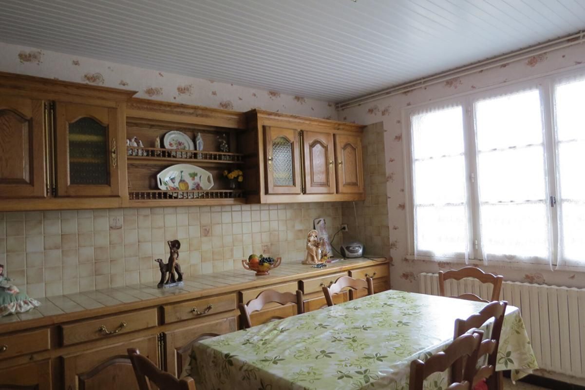 LARGEASSE Ancienne ferme entourée de granges en pierres 4
