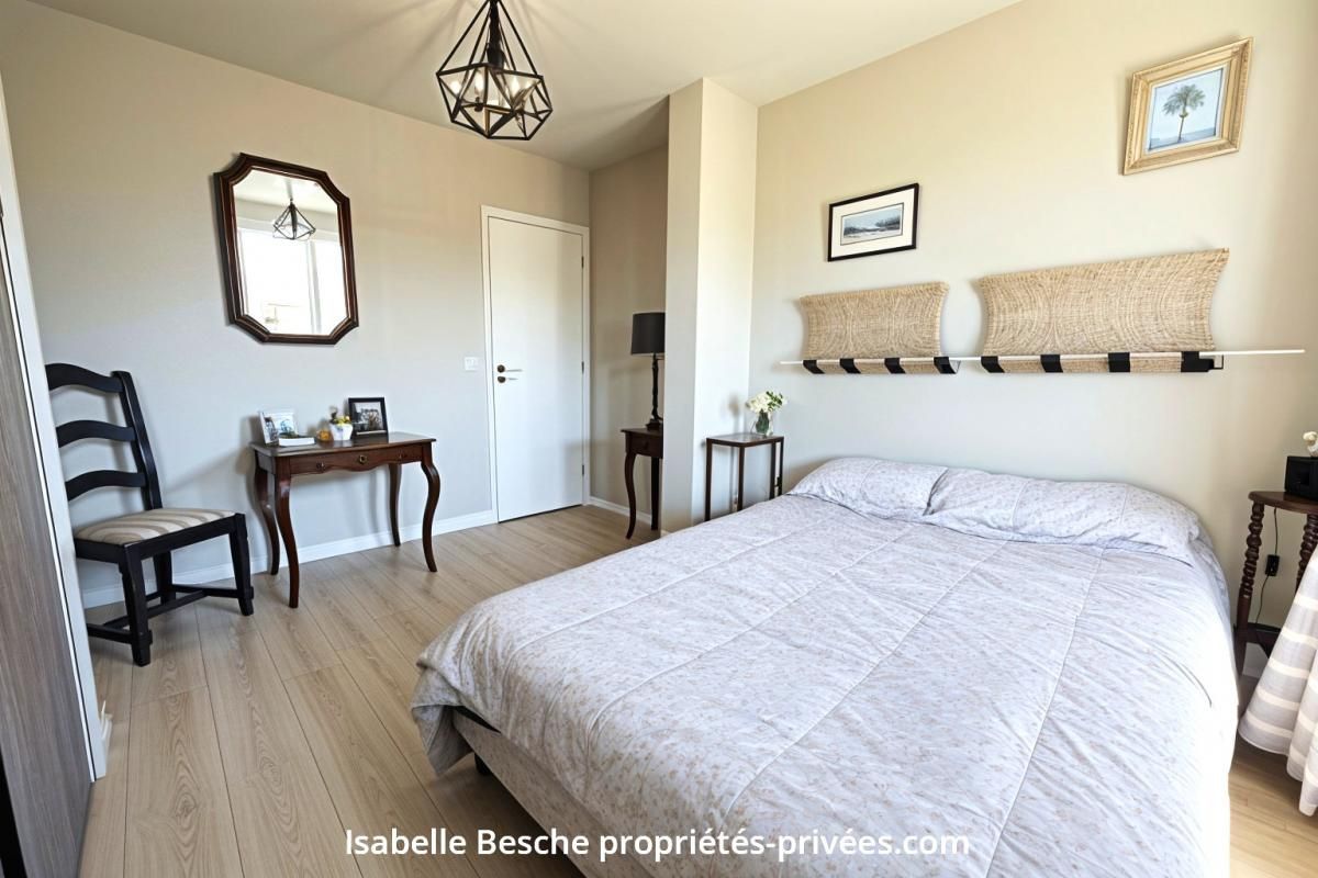 BORDEAUX Charmante maison en pierre ,  très beau jardin, trois / 4 chambres , dépendance 4