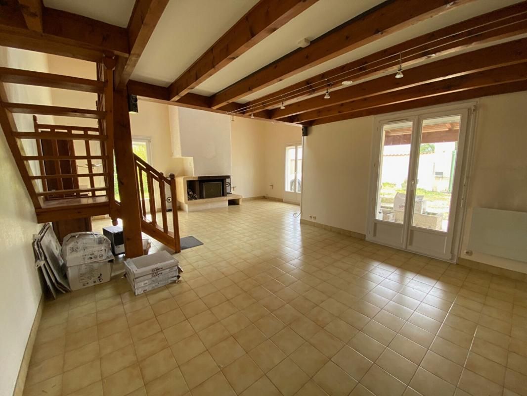 SAINTES EXCLUSIVITE VIAGER LIBRE Maison de plain pied de 159 m2 6 pièces 3