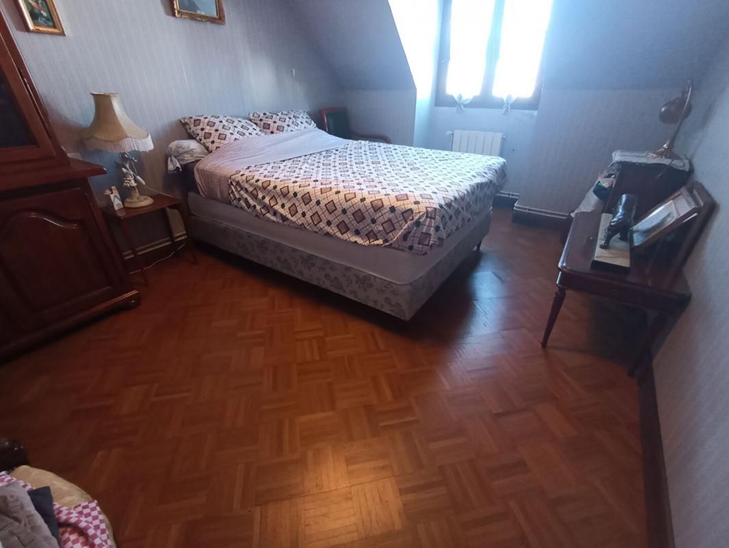 CHATEAUROUX Maison sur sous-sol avec jardin, quartier calme, proche des écoles à CHATEAUROUX 4