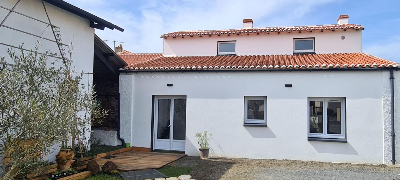 Maison Gorges 5 P . 3 Chs . 1 Bureau . 93 M² . T 440 M² . Cave . Préau