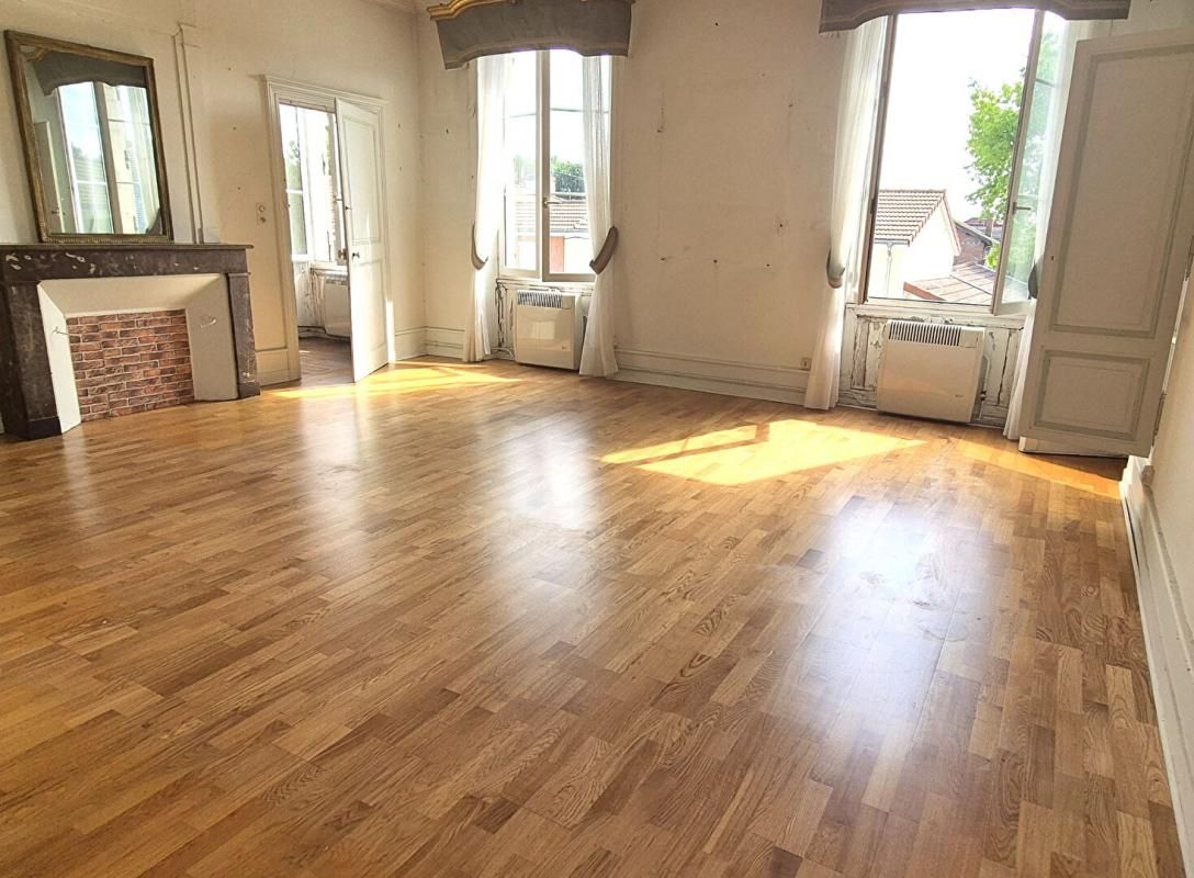 SAINT-DIZIER Belle Maison Bourgeoise à Réhabiliter de 396 m² avec Cour, Caves, Chaufferie Gaz, Greniers, Dépendances et Terrain clos et paysager de 2147 m² 3