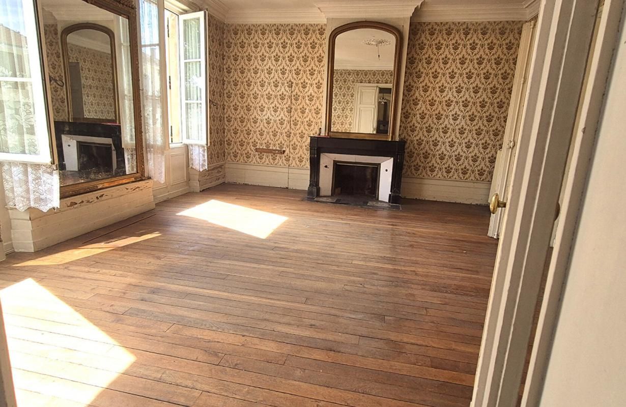 SAINT-DIZIER Belle Maison Bourgeoise à Réhabiliter de 396 m² avec Cour, Caves, Chaufferie Gaz, Greniers, Dépendances et Terrain clos et paysager de 2147 m² 4