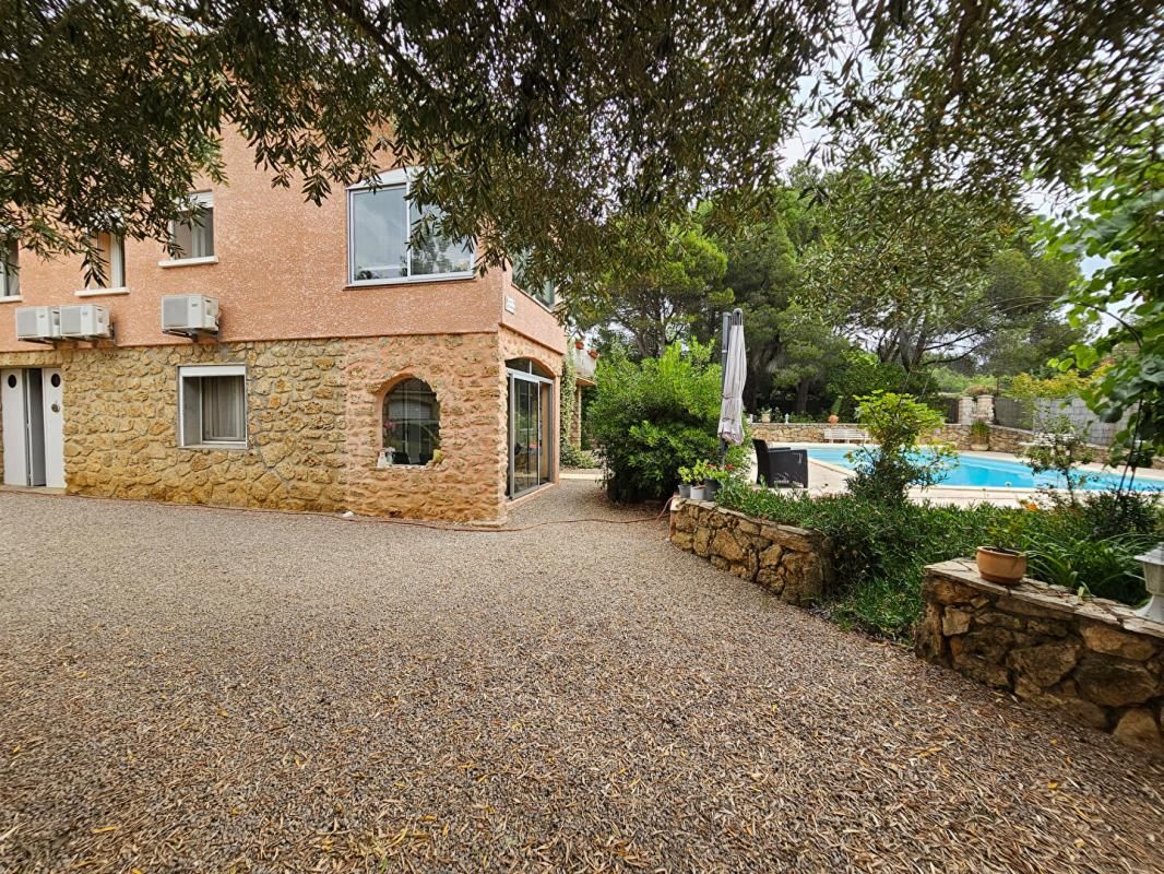 Maison avec double habitations ,garages et piscine