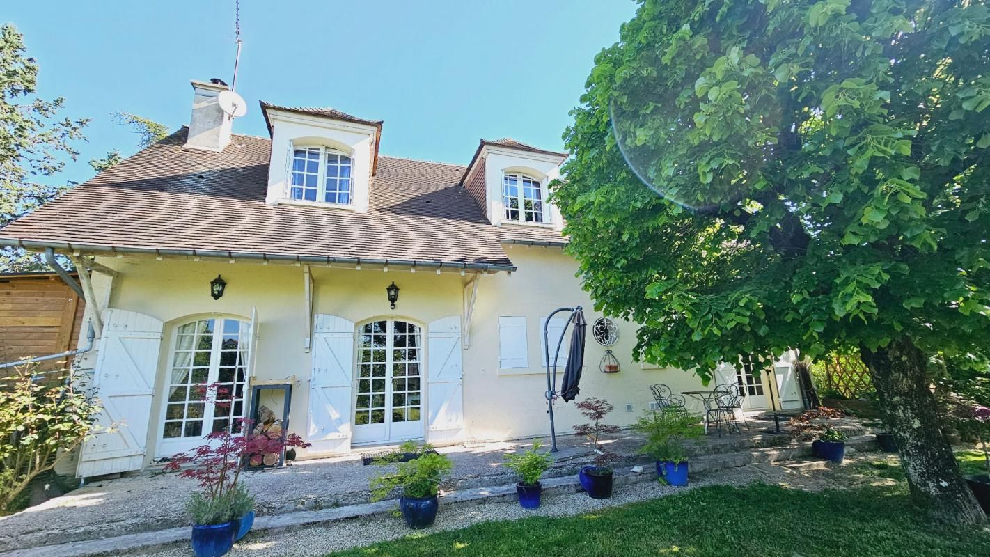 SAINT-DOULCHARD SAINT DOULCHARD MAISON 5 PIECES 141.9 m2 GARAGE JARDIN 1