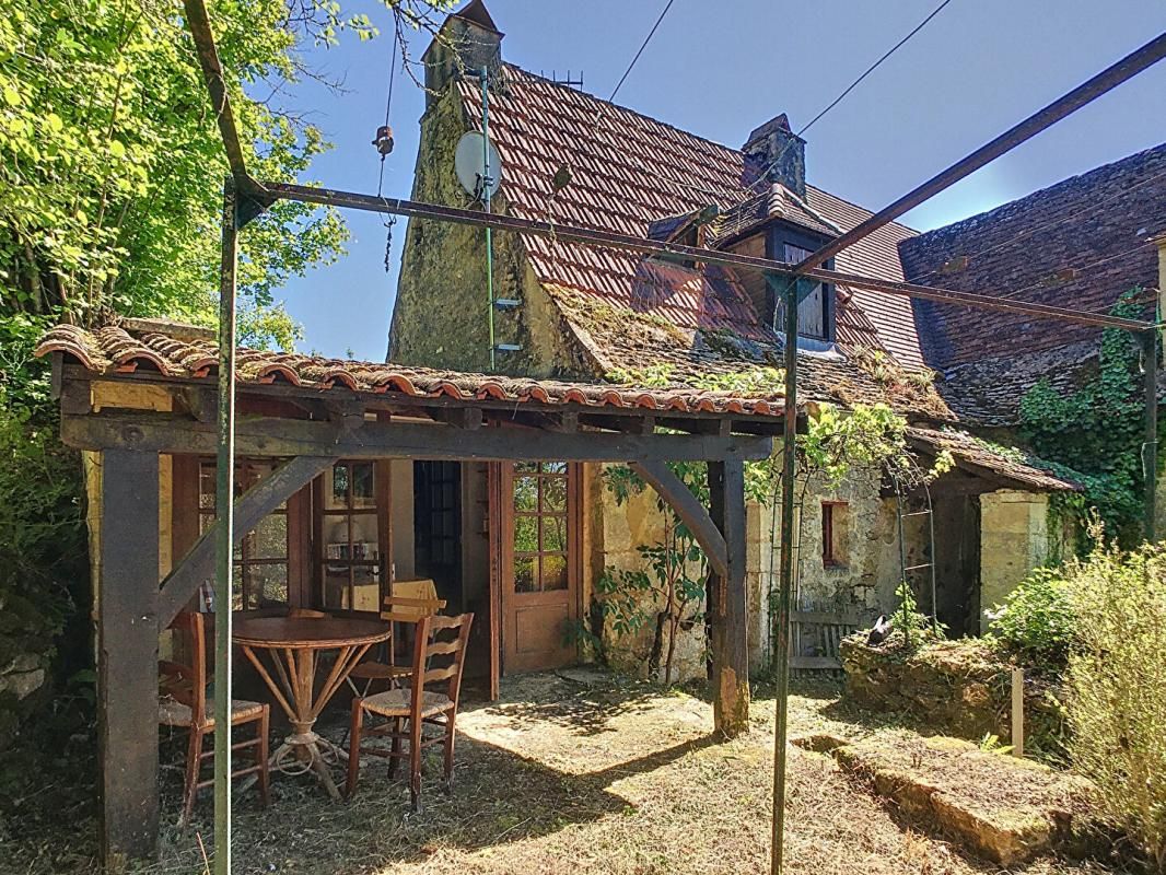 Maison en pierre avec belle belle vue sur la vallée