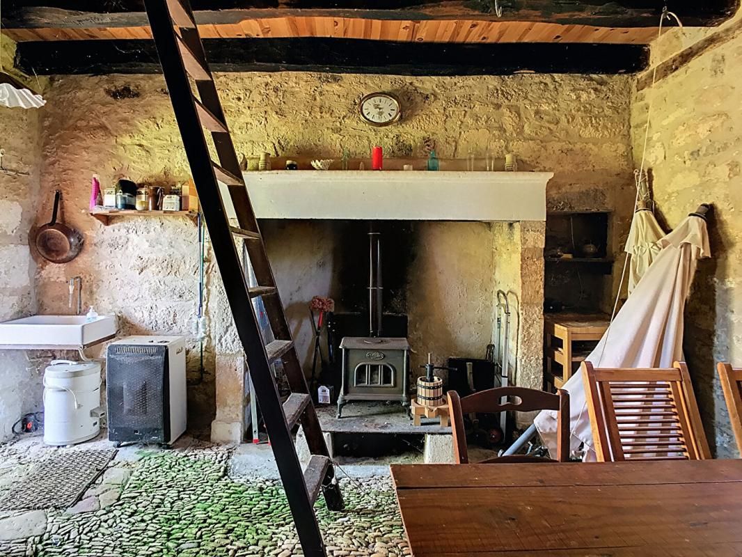 CASTELS Maison en pierre avec belle belle vue sur la vallée 4