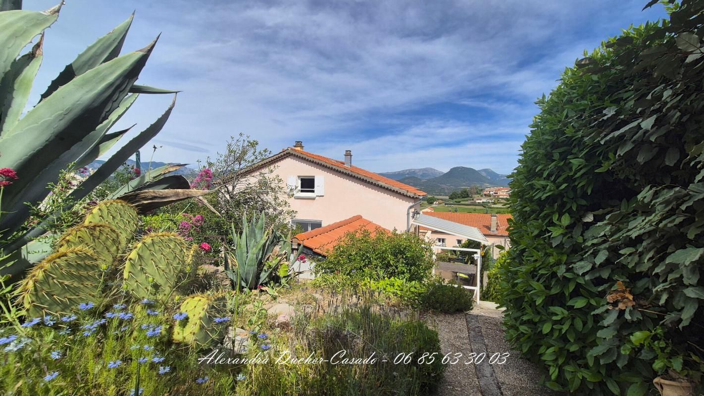 Maison individuelle avec vue imprenable avec nombreuses dépendances