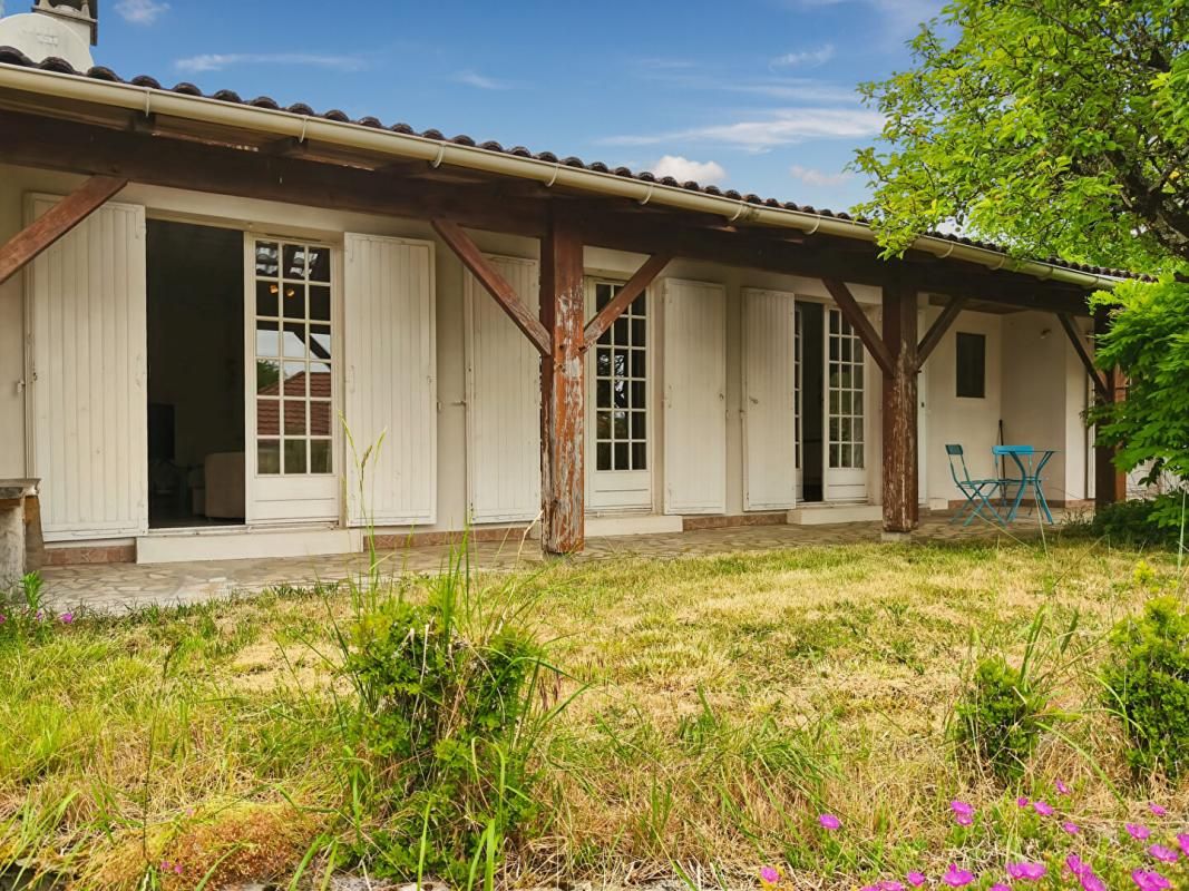 MENSIGNAC Maison plein pied, 5 pièces, grand terrain plat arboré et clôt, dépendances 1
