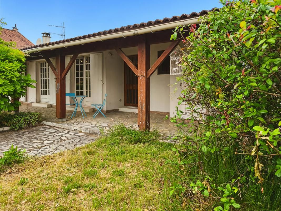 MENSIGNAC Maison plein pied, 5 pièces, grand terrain plat arboré et clôt, dépendances 2