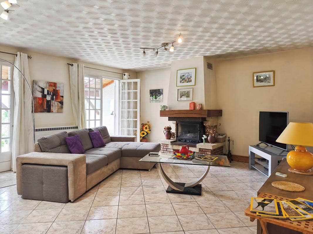 MENSIGNAC Maison plein pied, 5 pièces, grand terrain plat arboré et clôt, dépendances 4