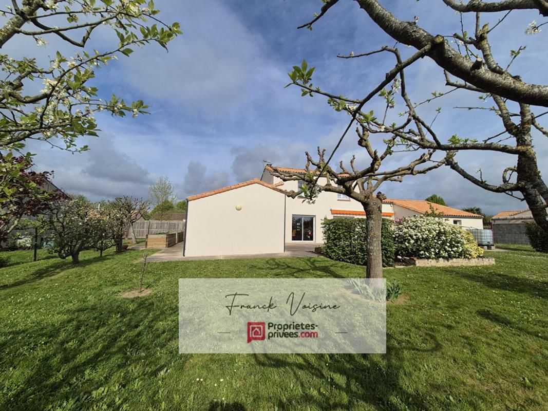 A VENDRE à Saint Paul en Pareds - Maison de 142 m2 env avec 4 chambres et 1 bureau sur un  jardin arboré clos de 1224 m2 env