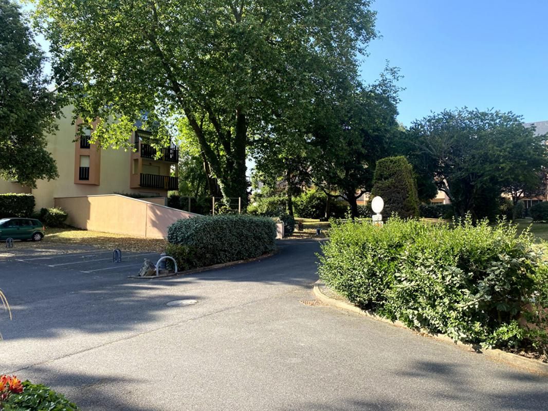 LA BAULE DANS UNE RESIDENCE AVEC PISCINE APPARTEMENT T2 AVEC GARAGE
