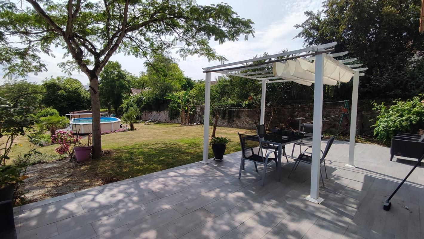 Maison sur sous-sol garage terrain piscine
