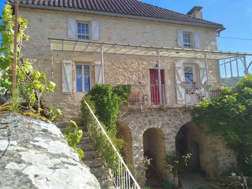 PRADINES Ensemble immobilier, maison et logements locatifs sur 1,5 ha de terrain 1