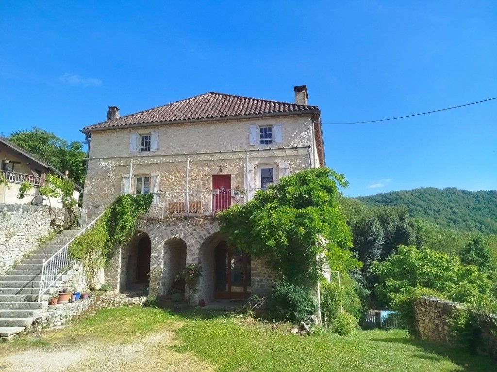 PRADINES Ensemble immobilier, maison et logements locatifs sur 1,5 ha de terrain 2