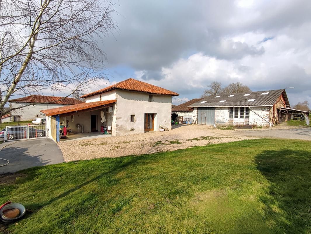LESTERPS Maison rénovée jardin clôturé grange 1