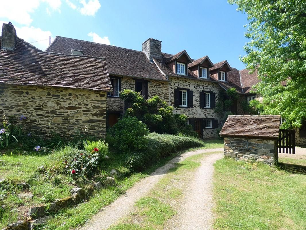 Maison 16 pièces 440 m2/ 9 chambres / terrain 3 hects