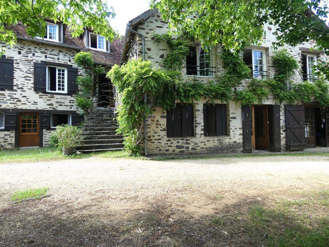 PAYZAC Maison 16 pièces 440 m2/ 9 chambres / terrain 3 hects 3