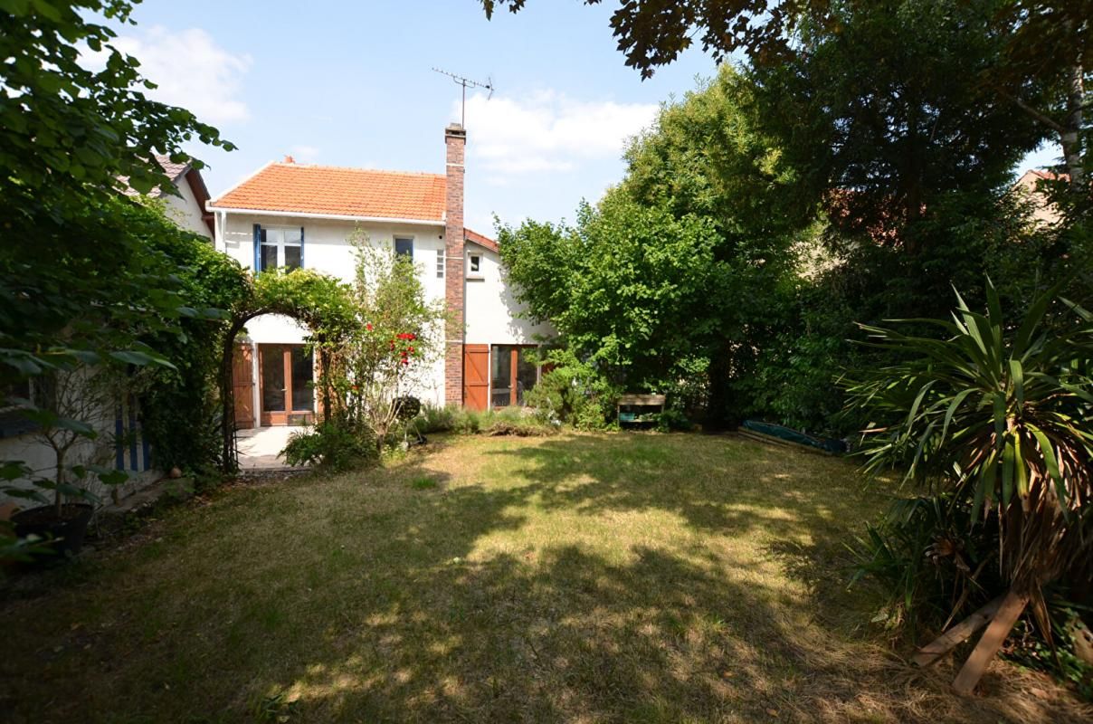 SAINTE-GENEVIEVE-DES-BOIS Maison Sainte Genevieve Des Bois 5 pièces 90 m² 1