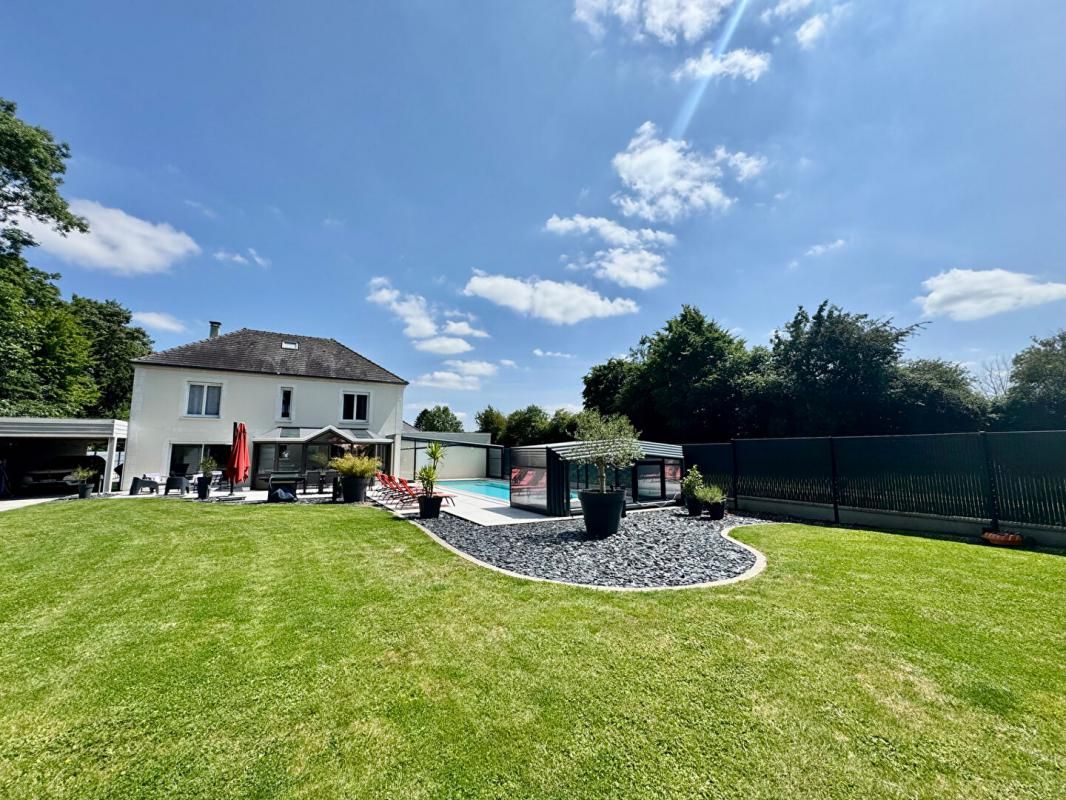 AUMONT Superbe pavillon 220m2 5 chambres , jardin, piscine, garages à AUMONT(80) 2