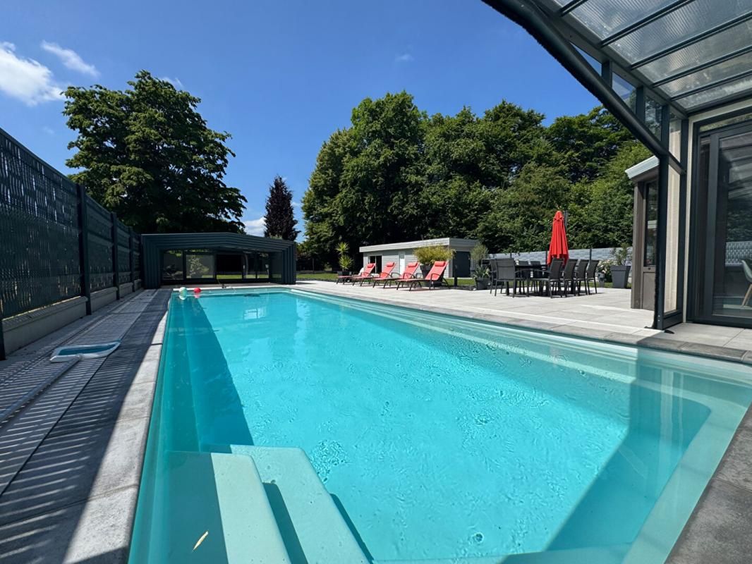 AUMONT Superbe pavillon 220m2 5 chambres , jardin, piscine, garages à AUMONT(80) 3