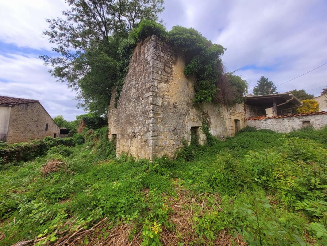 SOYAUX SOYAUX (16800) : Terrain constructible de 571m2 + ruine 2