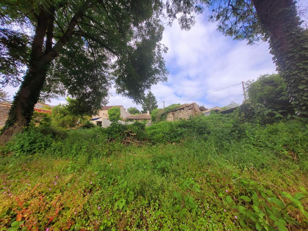 SOYAUX SOYAUX (16800) : Terrain constructible de 571m2 + ruine 3