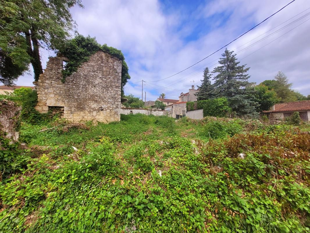 SOYAUX SOYAUX (16800) : Terrain constructible de 571m2 + ruine 4
