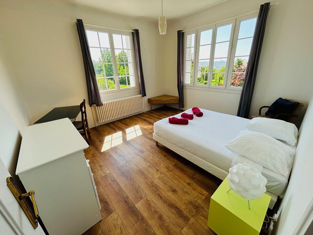 CREUZIER-LE-VIEUX Villa Creuzier Le Vieux 8 pièce(s) 200 m2 3