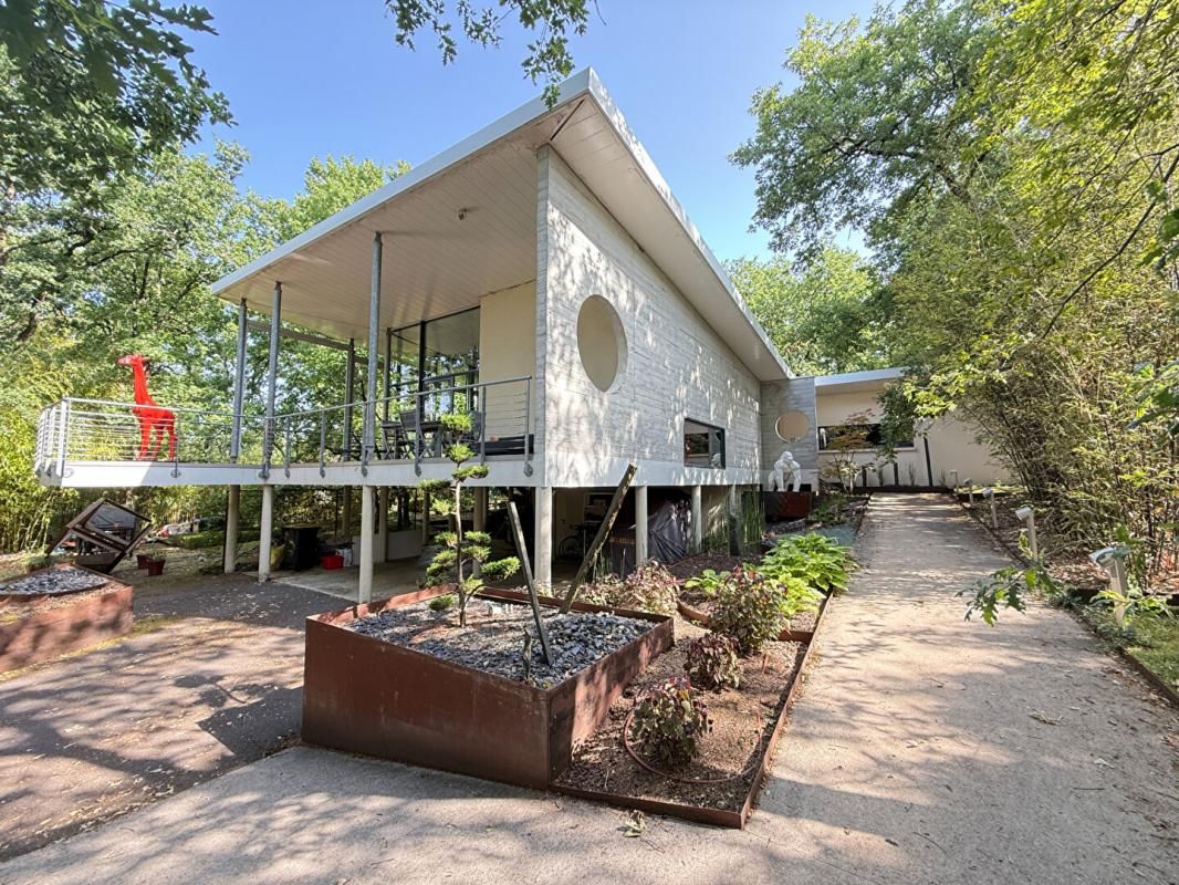 VOEUIL-ET-GIGET Maison Voeuil Et Giget 5 pièce(s) 200 m2 1