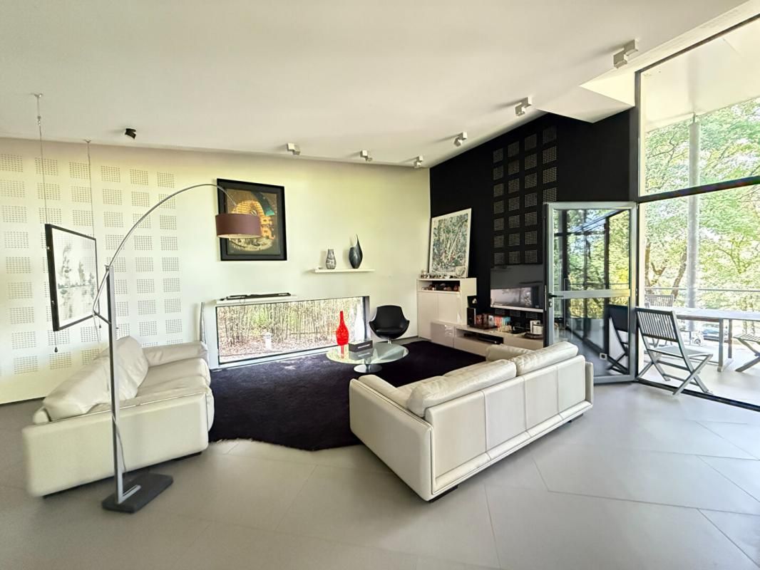 VOEUIL-ET-GIGET Maison Voeuil Et Giget 5 pièce(s) 200 m2 2