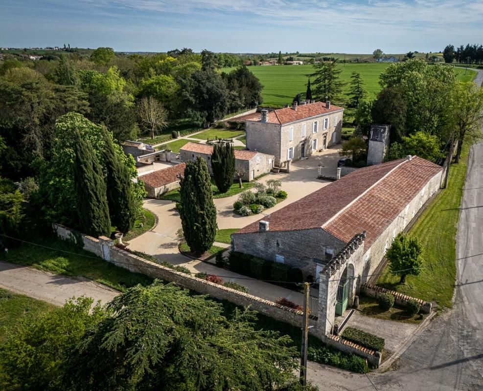 FONTENAY-LE-COMTE Demeure de prestige parc et dépendances sur 3 ha 2