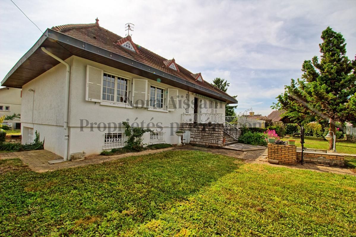 TAVAUX Maison des années 70 avec grand terrain et piscine à rénover À vendre 4