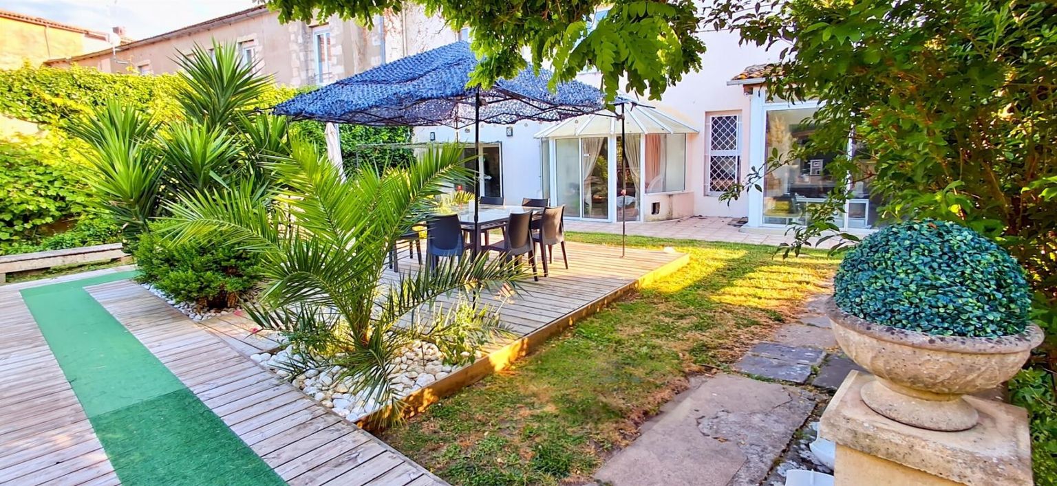 Maison de ville en pierre de taille avec bel extérieur et piscine intérieure
