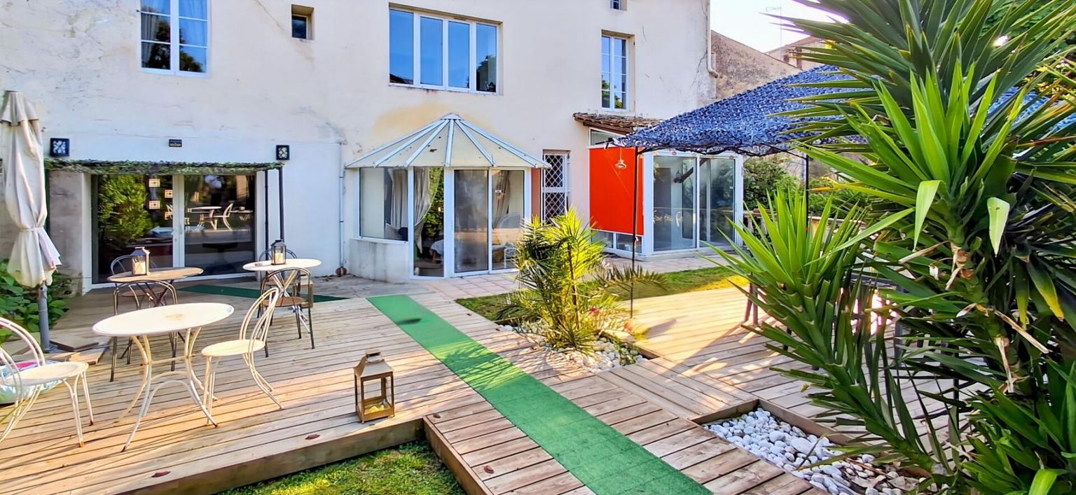 BLAYE Maison de ville en pierre de taille avec bel extérieur et piscine intérieure 2