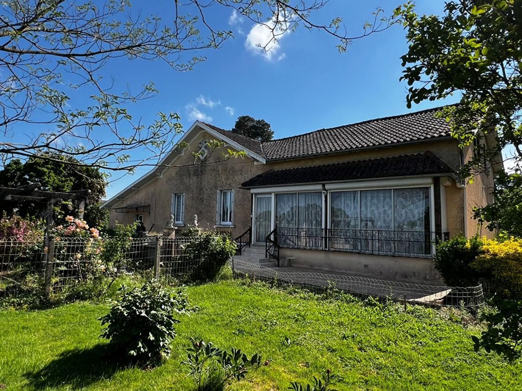 Maison T5/6 d'env. 173 m2 avec étang, verger et nombreuses annexes sur SANILHAC (24660)
