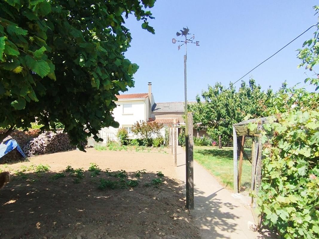 DIVATTE-SUR-LOIRE Maison de bourg, 113m² + dépendances, Divatte sur Loire (44450) 1