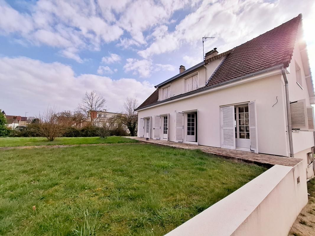 Maison Familiale Rénovée avec Piscine et Vue Imprenable à Aix-en-Othe