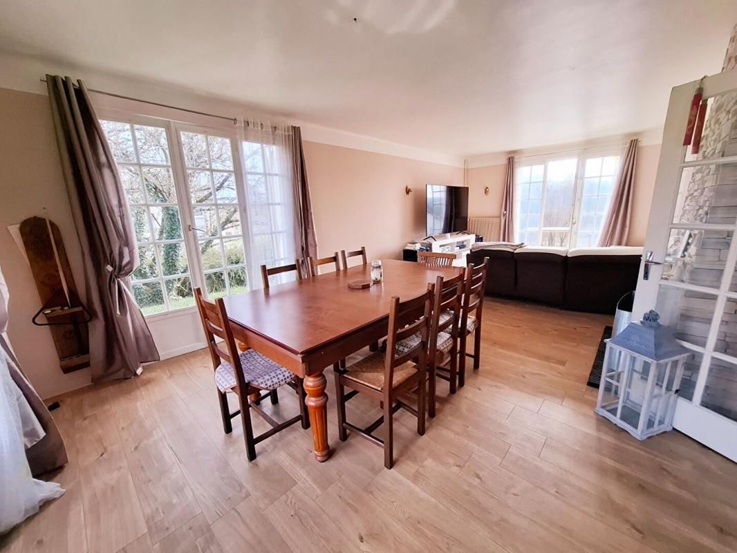 AIX-EN-OTHE Maison Familiale Rénovée avec Piscine et Vue Imprenable à Aix-en-Othe 4