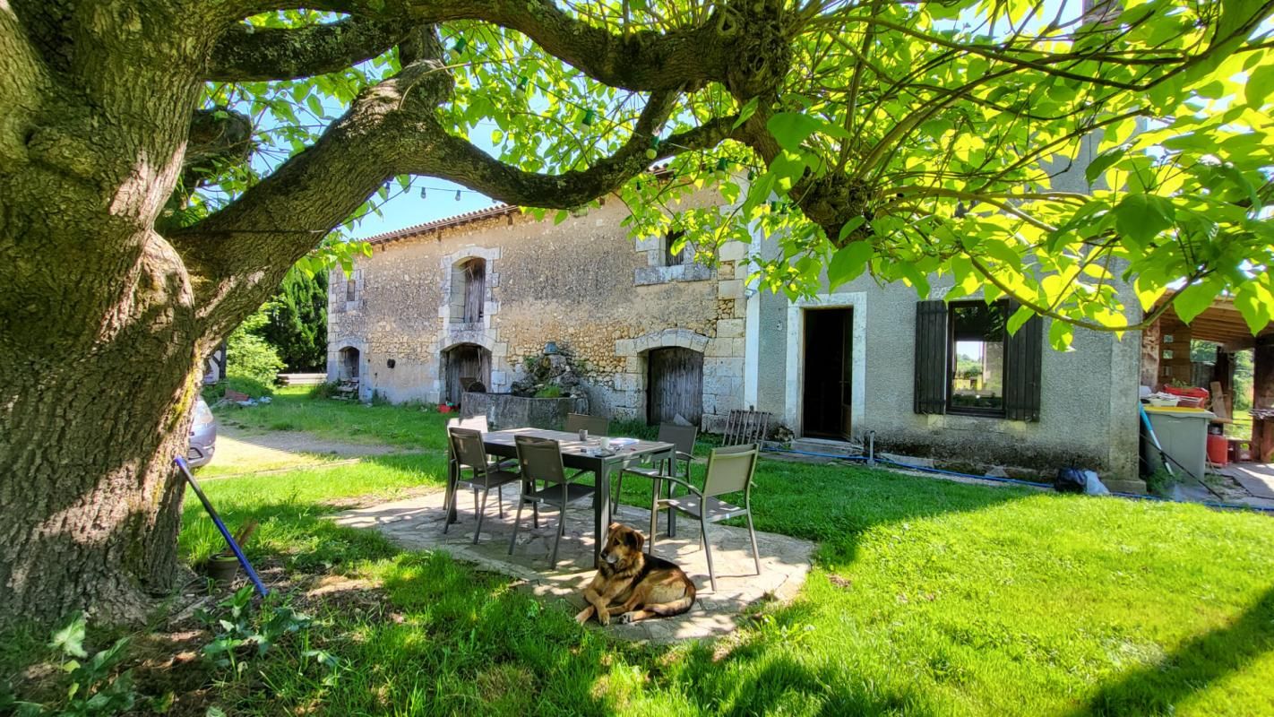 24400 proche Mussidan fermette avec habitation 157 m et 2 grange parcelle 1ha