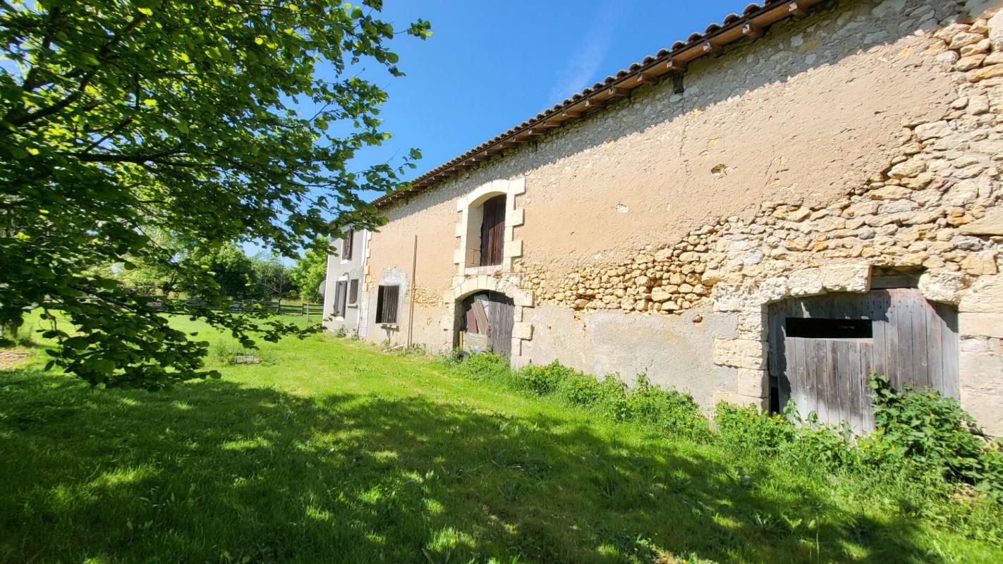 MUSSIDAN 24400 proche Mussidan fermette avec habitation 157 m et 2 grange parcelle 1ha 3