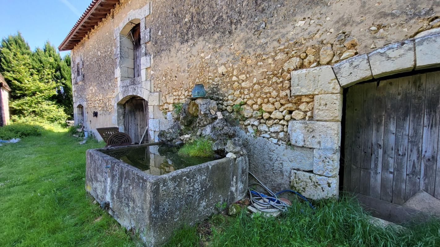 MUSSIDAN 24400 proche Mussidan fermette avec habitation 157 m et 2 grange parcelle 1ha 4