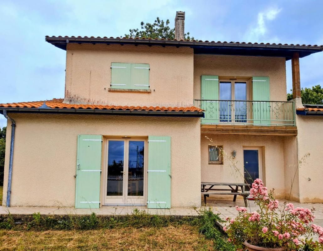 Superbe maison avec piscine, terrasse 70 m², cuisine d'été, garage et jardin arboré. Intérieur lumineux et 4 chambres